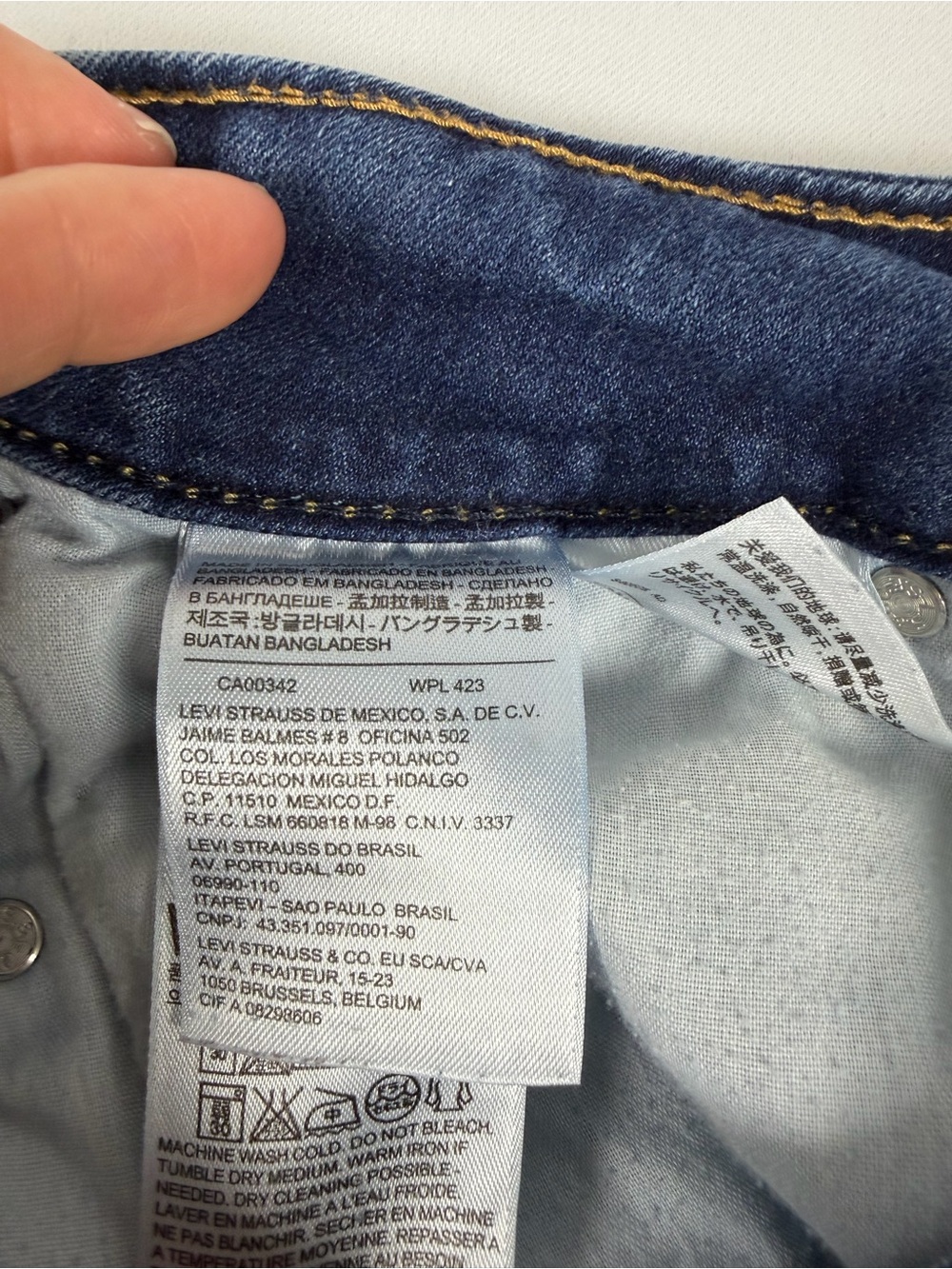 Levi’s Women’s Dark Blue Capri Jeans Size 8 - Picture 4 of 9